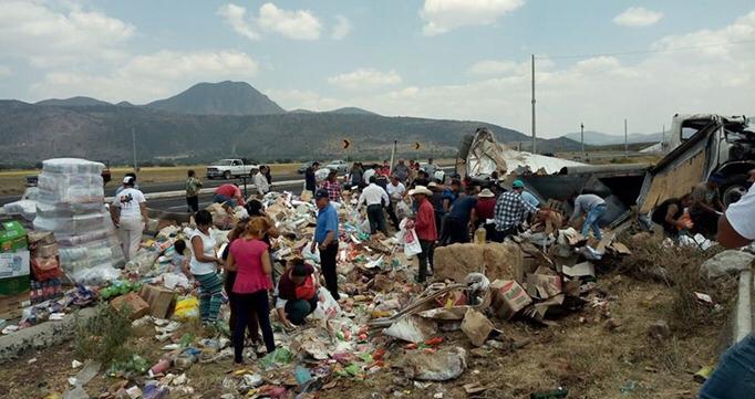 Camión de abarrotes vuelca en la Pachuca-Sahagún; le ayudan a levantar
