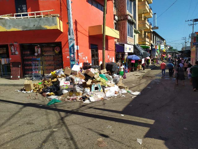 Se inunda ciudad de basura tras los festejos del Xantolo