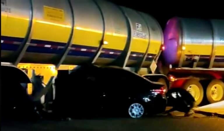 Hombre queda prensado tras choque con una pipa, en Tula