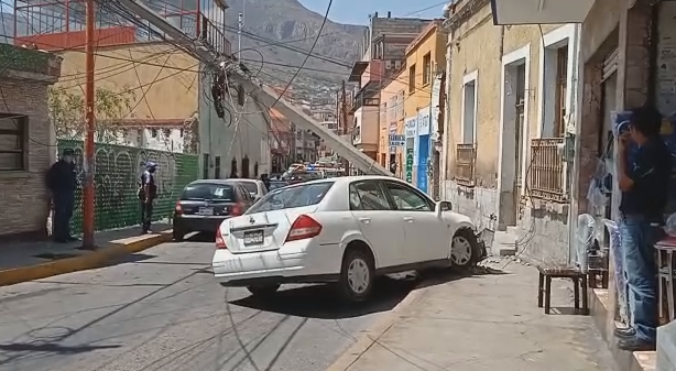 Vehículo se queda sin frenos e impacta contra poste en la Surtidora