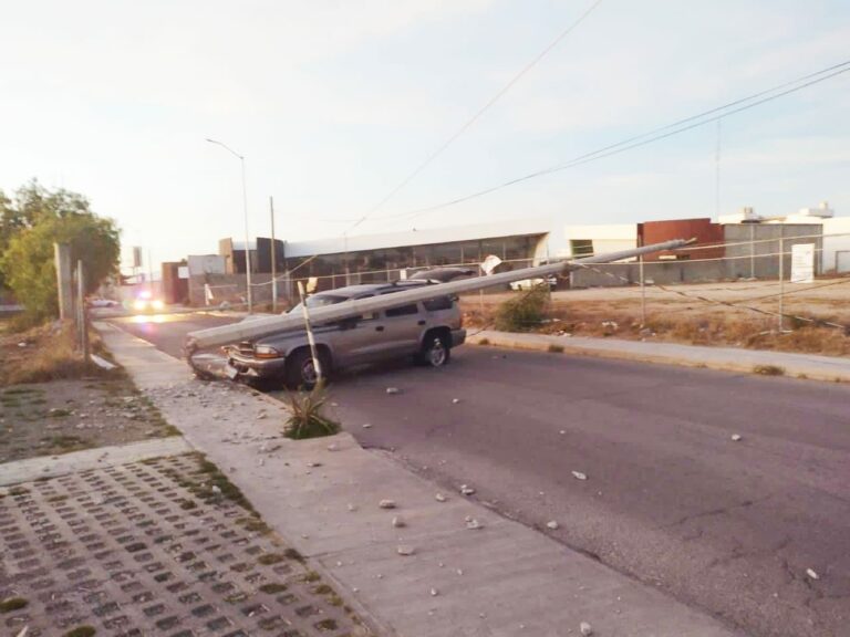 Choca camioneta contra poste de luz en Pachuca