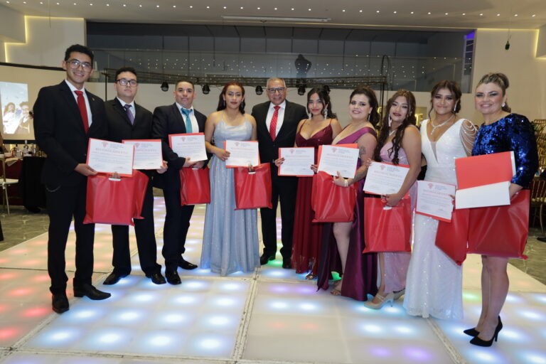 Se graduó la tercera generación de la Escuela Libre de Derecho del