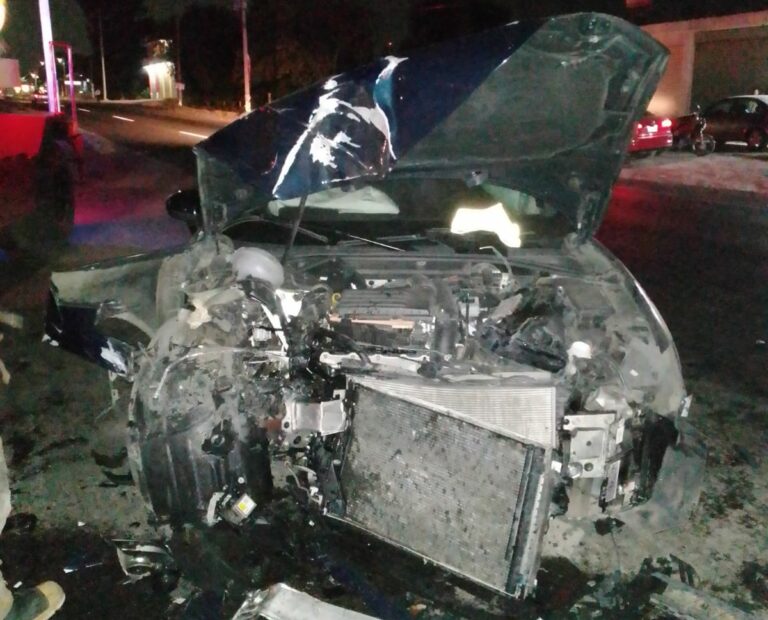 Auto y tráiler protagonizan choque en Actopan