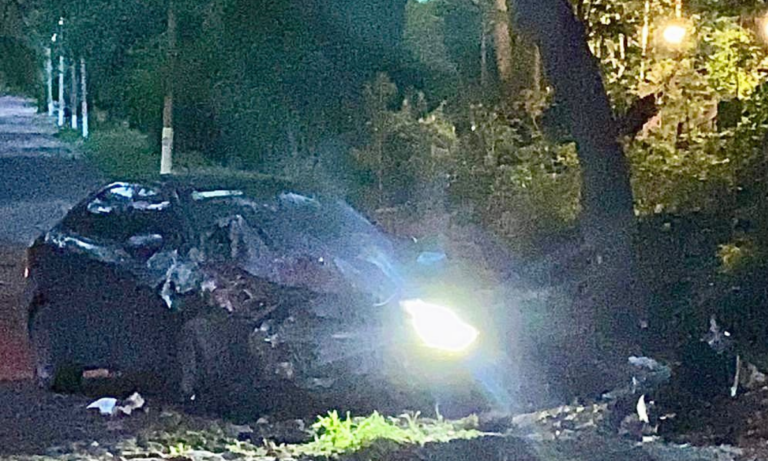 Auto choca contra poste de luz y deja sin energía a viviendas aledañas ...