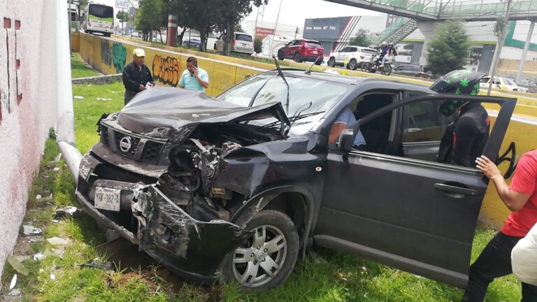 Auto choca contra muro de contención, en Felipe Ángeles, en Pachuca