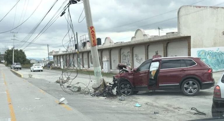 Camioneta choca contra poste de luz en la Pachuca-Actopan