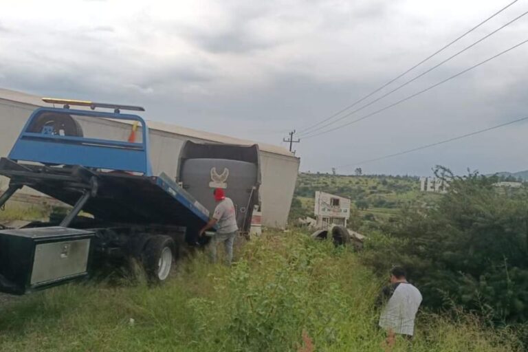 Por carambola, cierran pista México-Queretaro a la altura de Tepeji