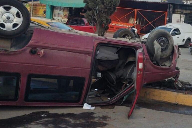 Volcadura de camioneta deja una persona lesionada en avenida Juarez en ...